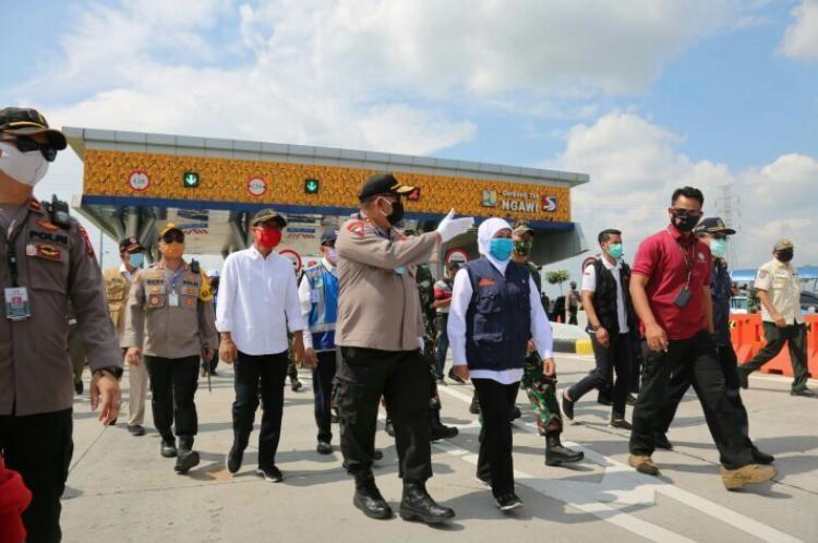 Gubernur Jawa Timur Pantau Checkpoint Exit Toll Ngawi